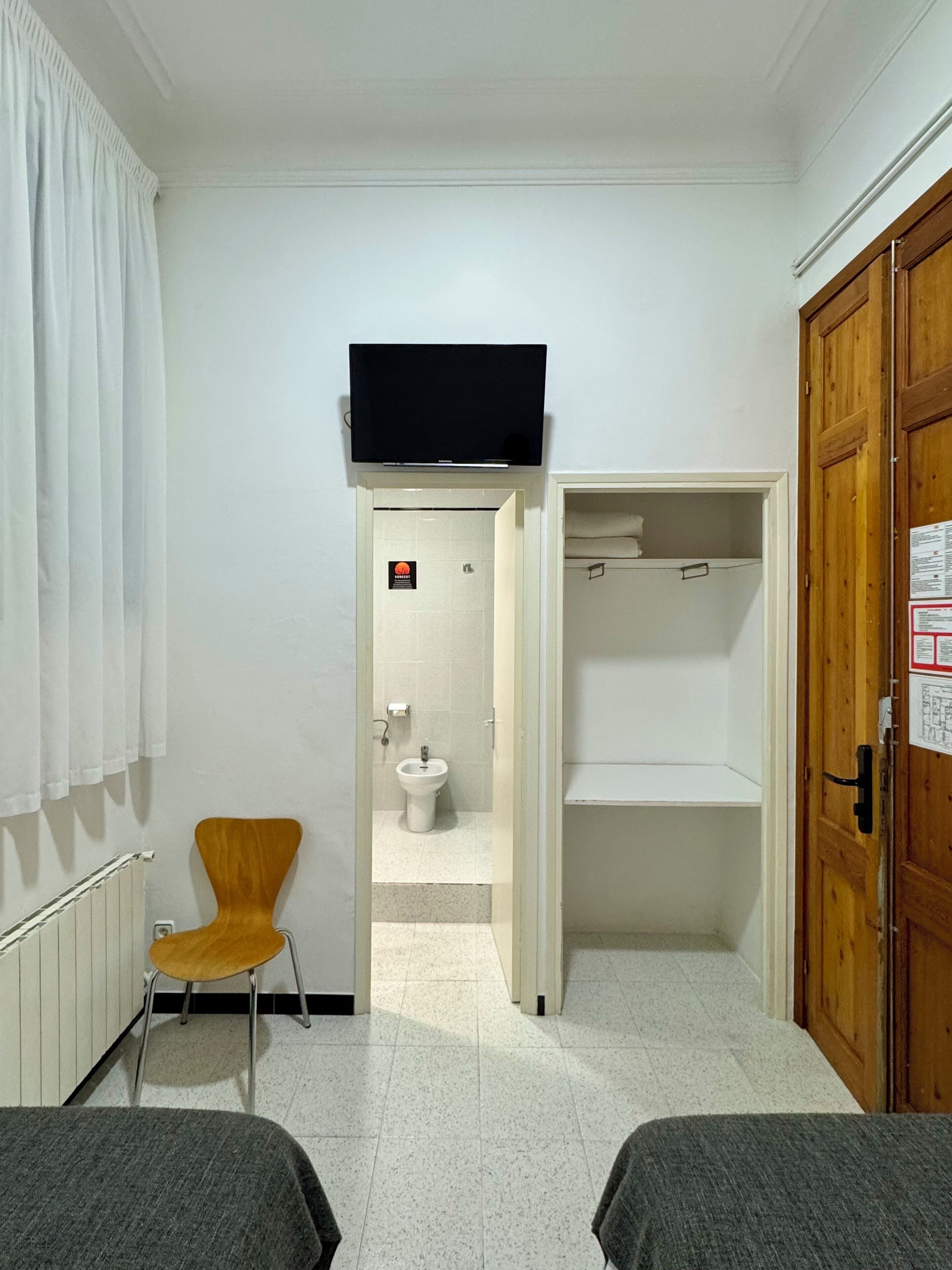 Chambre avec lits jumeaux, salle de bains privée