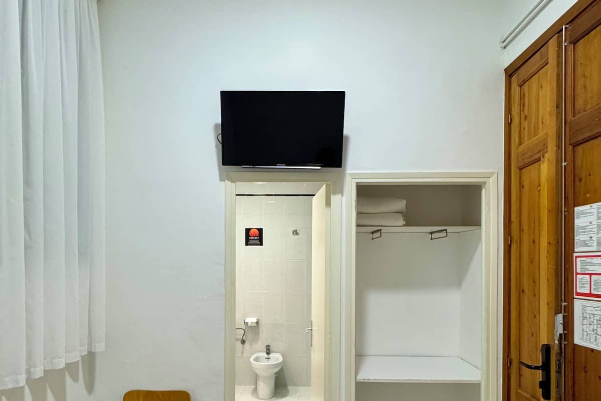 Travel cot, free WiFi