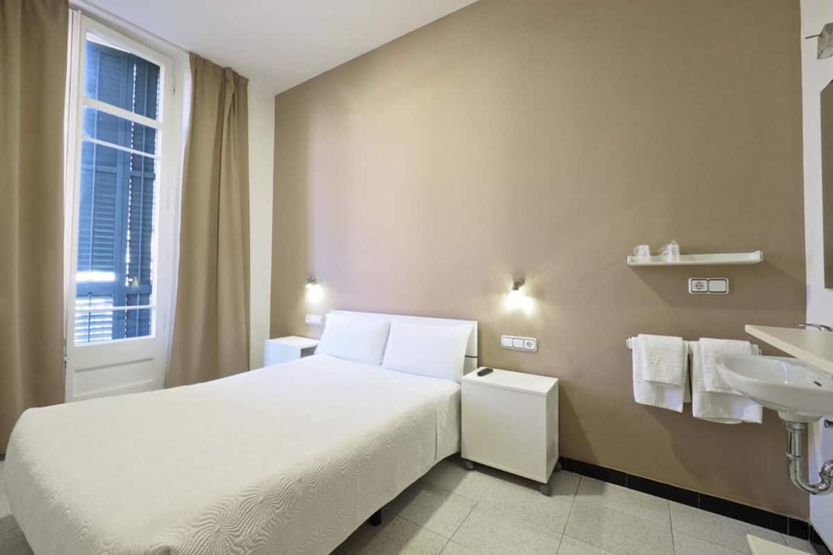 Chambre Double, 1 lit double, salle de bains commune