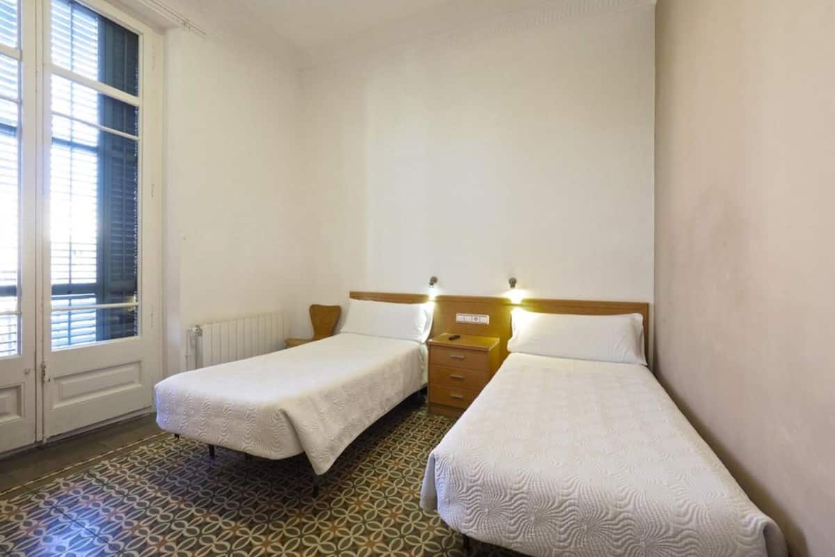 Chambre avec lits jumeaux, salle de bains commune
