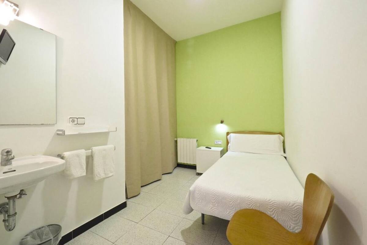 シングルルーム シングルベッド 1 台 共用バスルーム | 旅行用ベビーベッド、WiFi (無料)