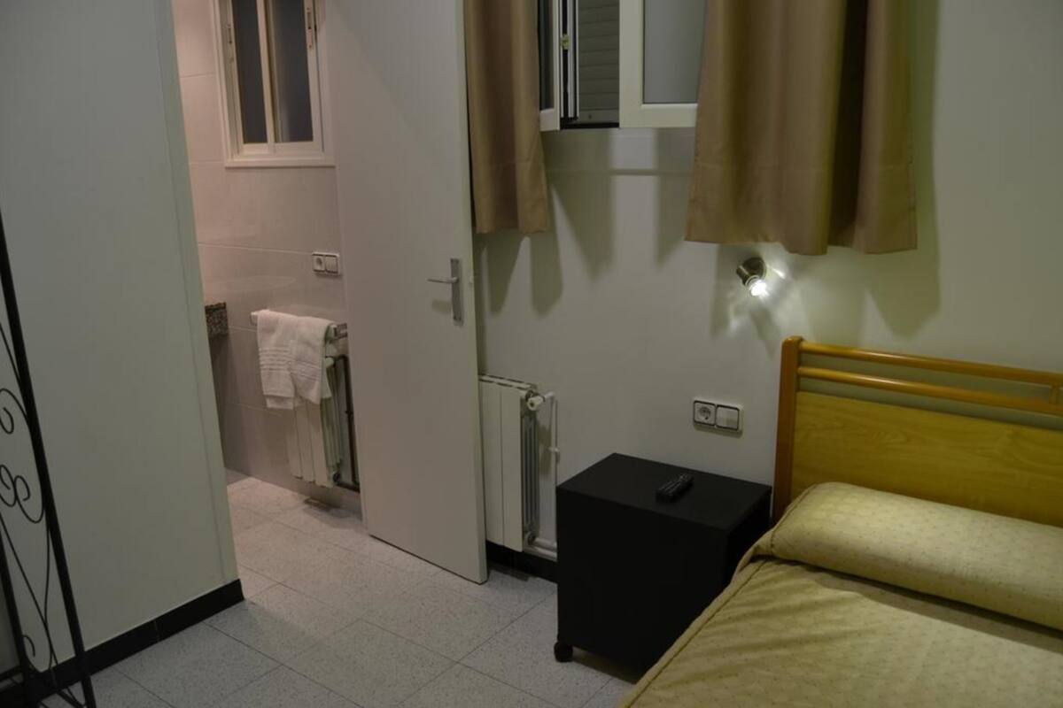 シングルルーム シングルベッド 1 台 専用バスルーム | 旅行用ベビーベッド、WiFi (無料)