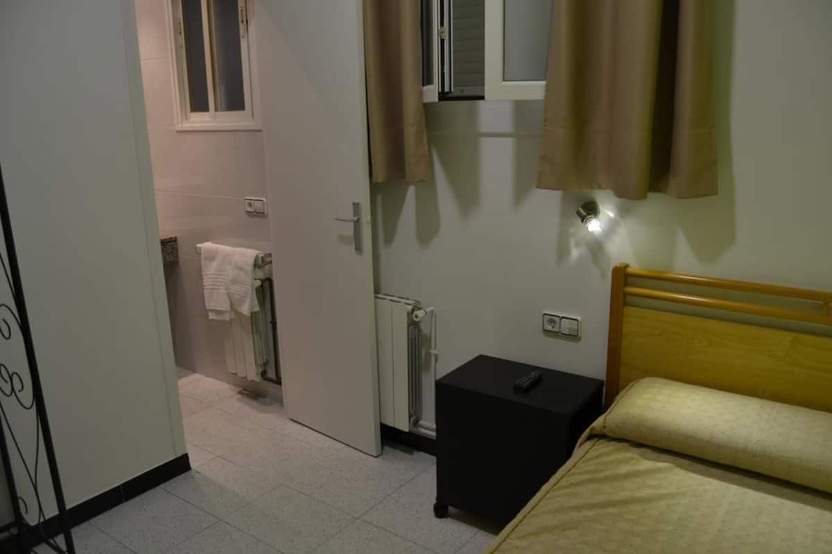Chambre Simple, 1 lit une place, salle de bains privée
