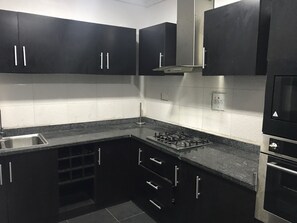 Apartment | Eigene Küche | Kühlschrank, Mikrowelle, Ofen, Herdplatte