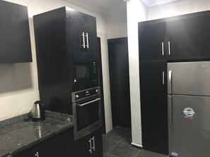 아파트 | 전용 주방 | 냉장고, 전자레인지, 오븐, 쿡탑