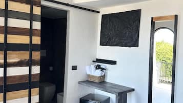 Design Double or Twin Room, Harbour View | Individually furnished, desk, laptop workspace, bed sheets