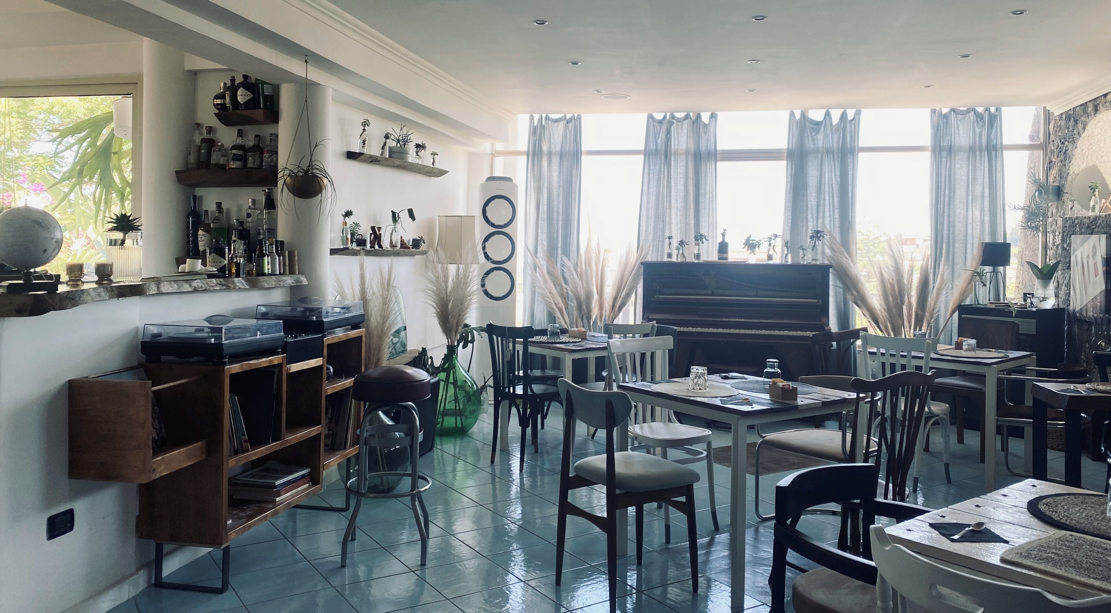 Foto - Black Market Hotel