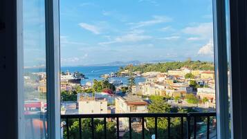 Camera Superior con letto matrimoniale o 2 letti singoli, vista mare, piano elevato | Con arredamento individuale, una scrivania, postazione laptop, lenzuola