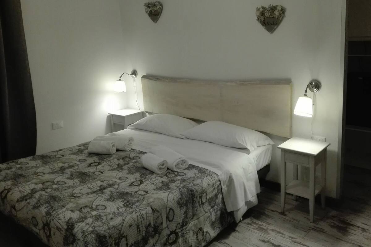 Desk, rollaway beds, free WiFi
