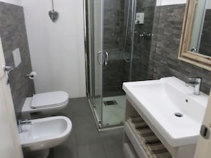 Superior Double Room | Bathroom | Shower, hair dryer, towels