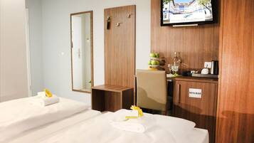 Frigobar, escrivaninha, quartos à prova de som