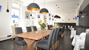 Café da manhã com buffet todos os dias (EUR 9.90 por pessoa)