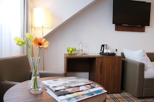 Minibar, escritorio y sistema de insonorización 