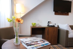 Superior Triple Room | Minibar, desk, soundproofing, iron/ironing board