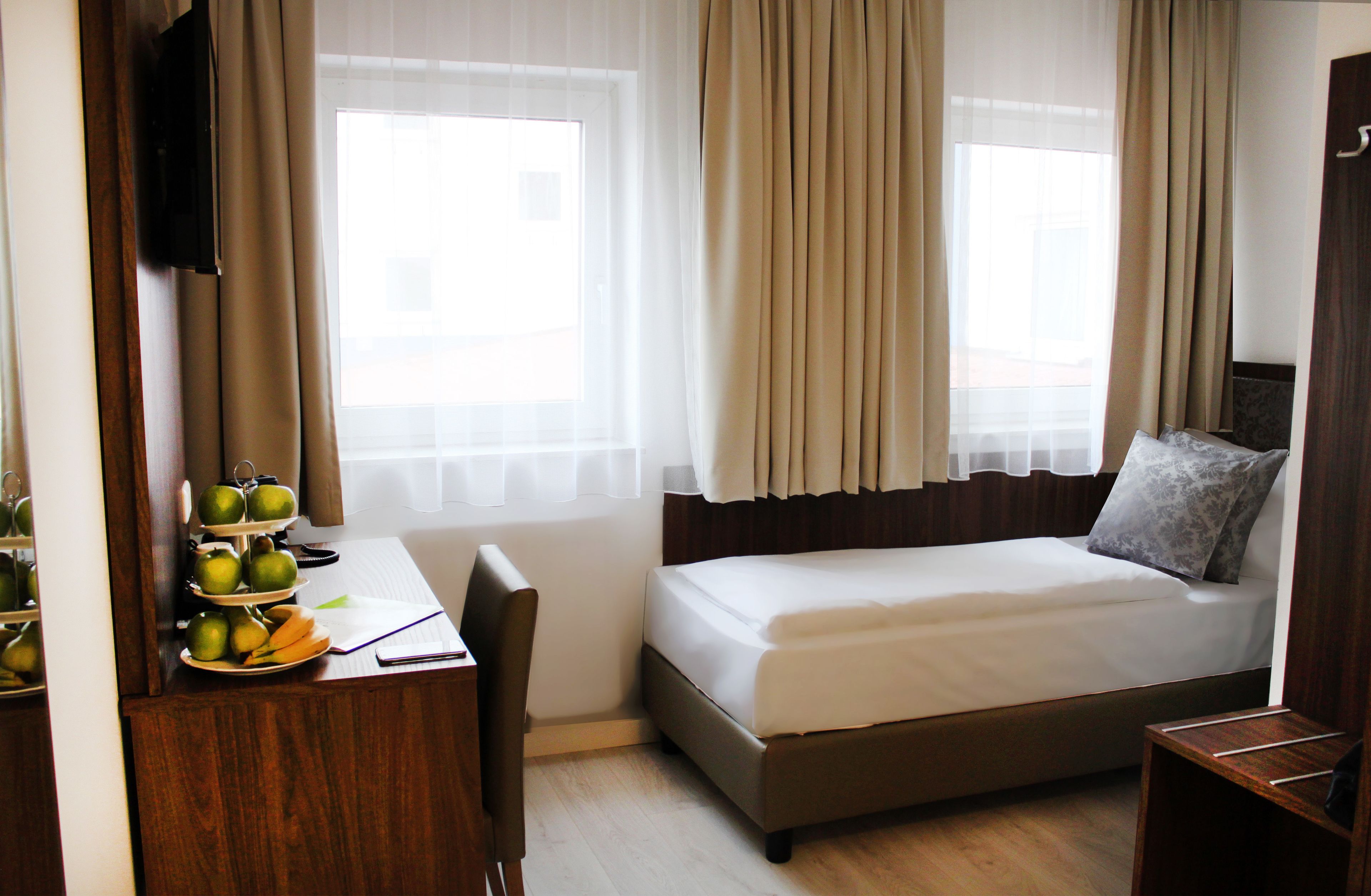 single room | minibar, desk, soundproofing, iron/ironing board