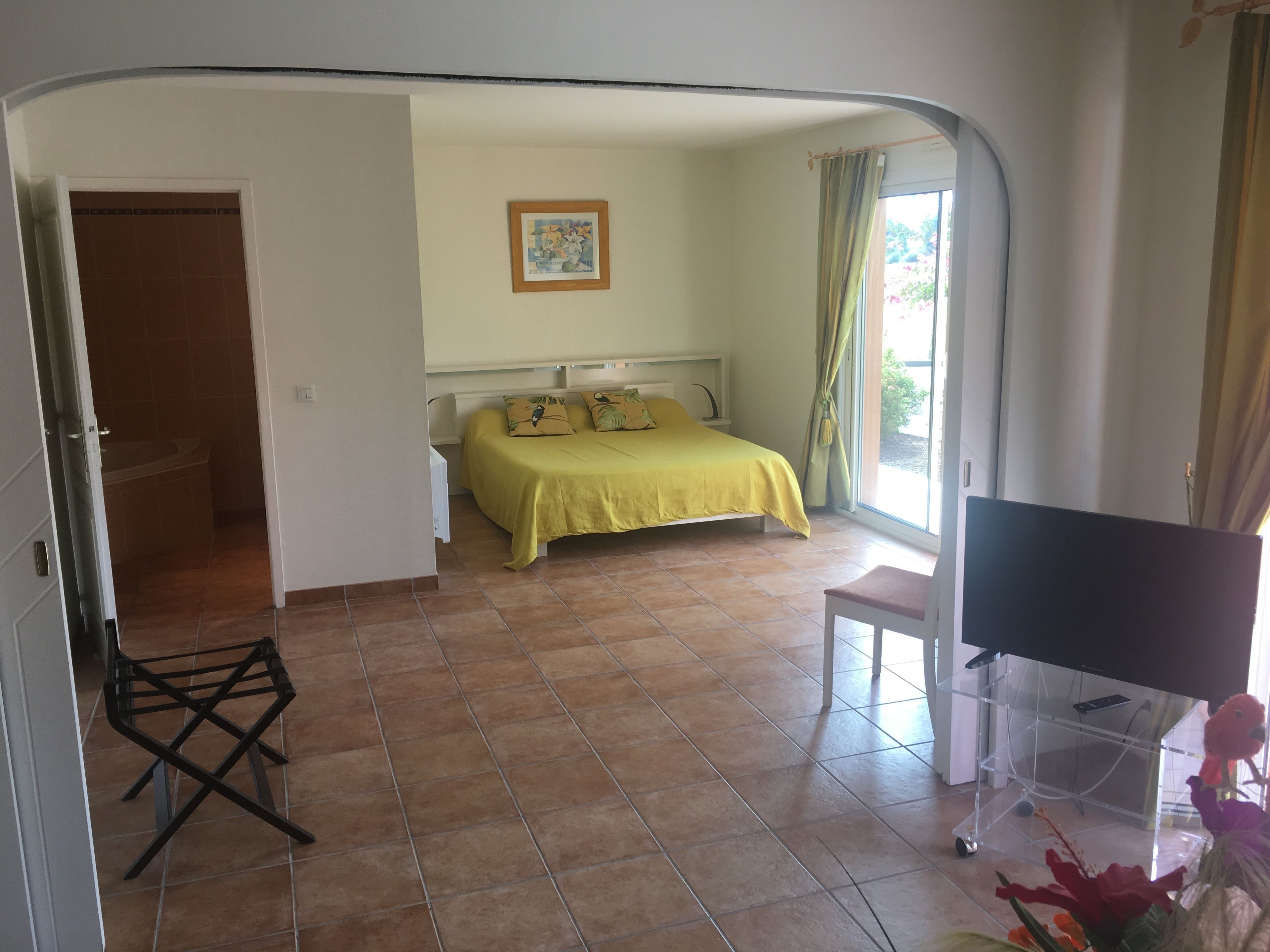 Suite (Provence) | Een bureau, geluiddichte muren, gratis babybedden, gratis wifi
