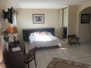 Suite (Perle) | Desk, soundproofing, free cribs/infant beds, free WiFi