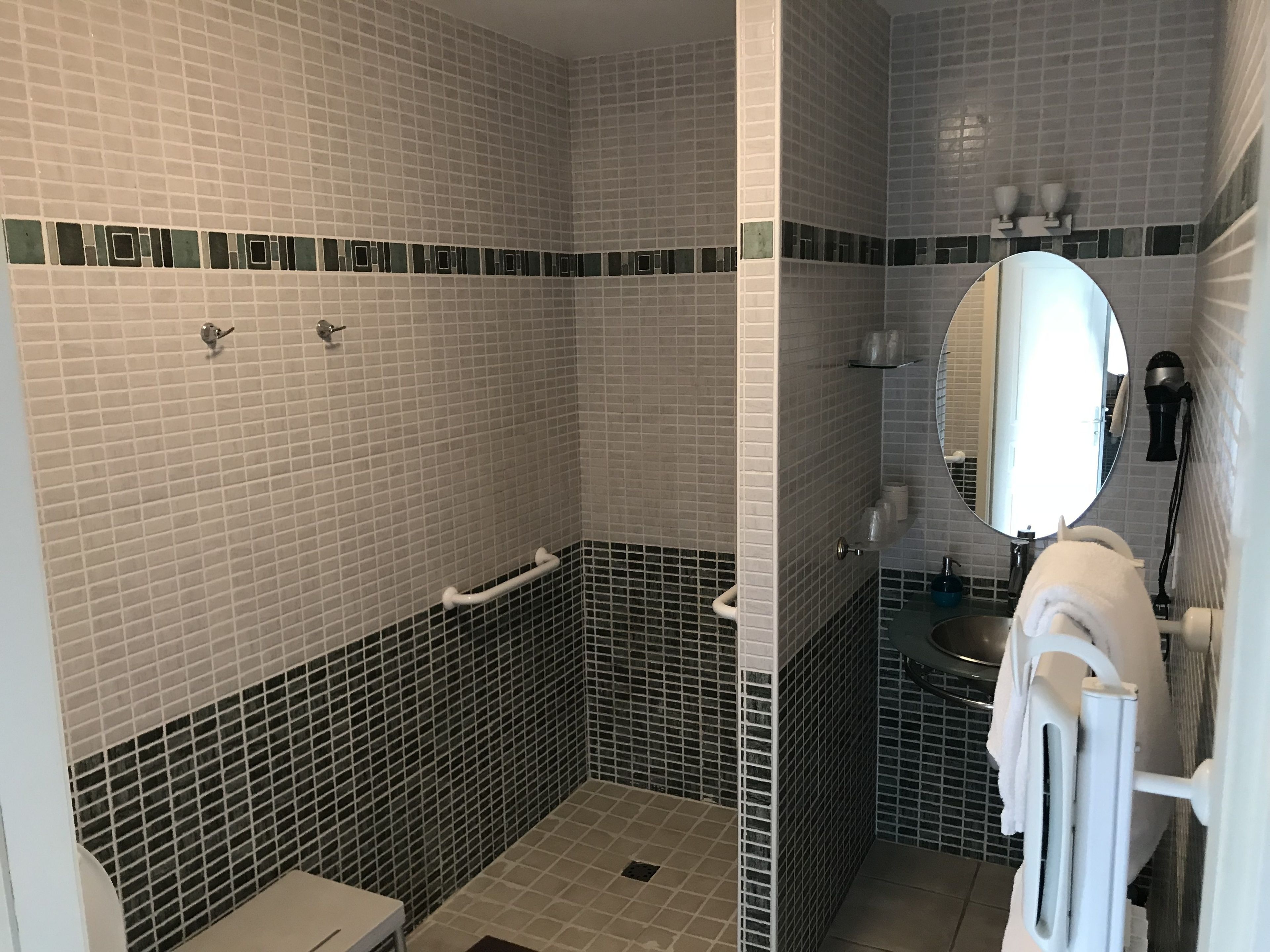 Doppelzimmer, barrierefrei (Ivoire) | Badezimmer | Dusche, Haartrockner, Handtücher