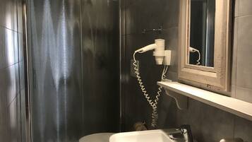 Double Room, Ensuite | Bathroom | Hair dryer, bidet, towels