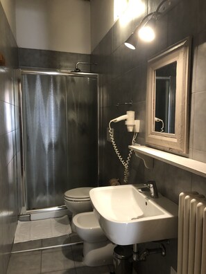 Double Room, Ensuite | Bathroom | Hair dryer, bidet, towels - Ai Leoni (Verona)