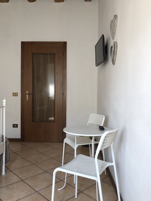 Quarto casal, banheiro compartilhado | Cortinas blackout, Wi-Fi de cortesia, roupa de cama