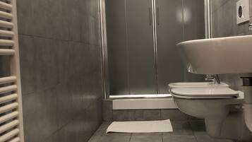 Double Room, Ensuite | Bathroom | Hair dryer, bidet, towels