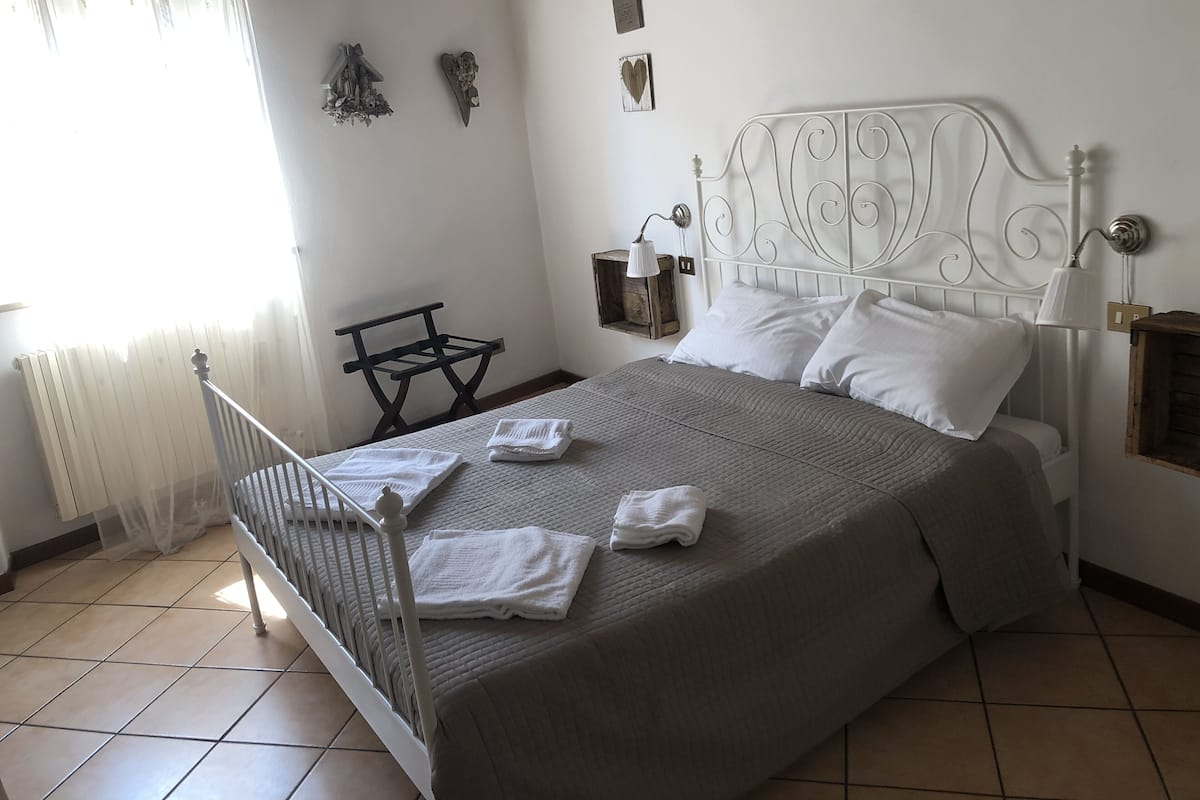 Double Room, Shared Bathroom | Blackout drapes, WiFi (free), bed sheets