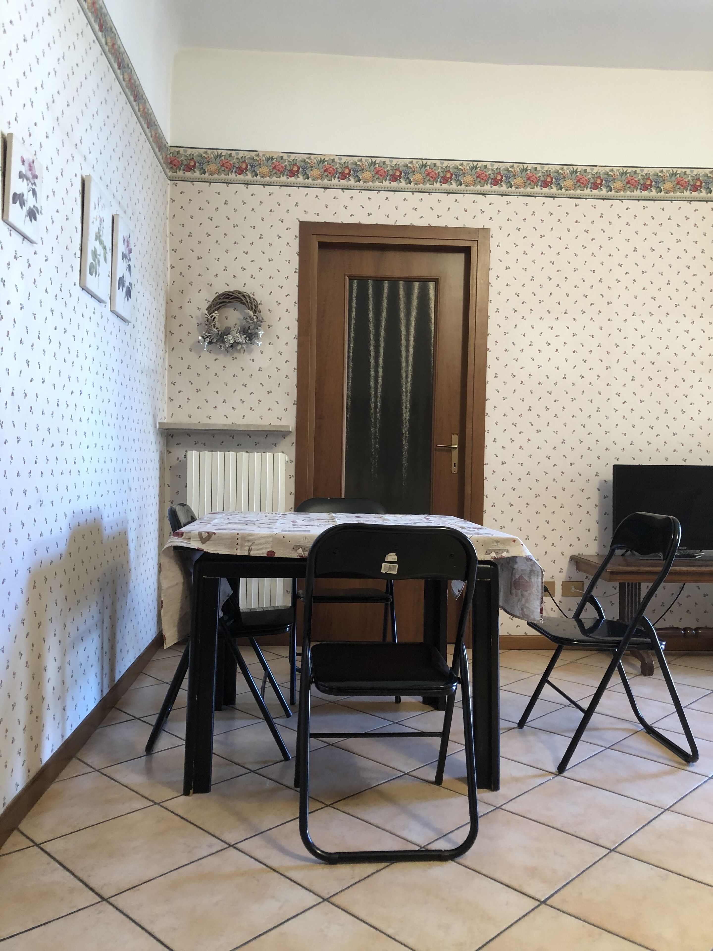 Superior-Apartment | Wohnzimmer | 20-Zoll-Flachbildfernseher mit Satellitenempfang, Fernseher