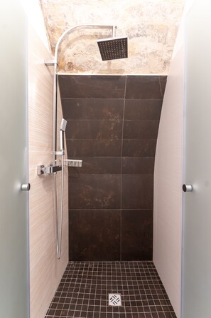 Comfort Triple Room | Bathroom | Shower, free toiletries, hair dryer, slippers - Terra del sole Ibla (Ragusa)