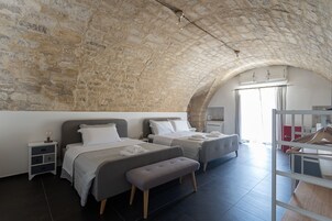 Chambre Triple Confort | Bureau, Wi-Fi gratuit, draps fournis