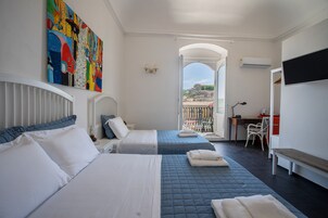 Tripla Comfort, non fumatori, vista città | Una scrivania, Wi-Fi gratuito, lenzuola