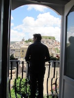 Panorama tweepersoonskamer, 1 queensize bed met slaapbank | Een bureau, gratis wifi, beddengoed
