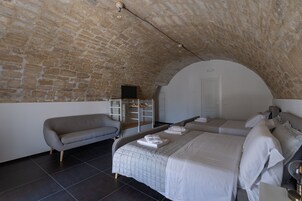 Comfort Triple Room | Desk, free WiFi, bed sheets