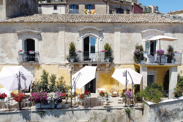 Masa, ücretsiz kablosuz İnternet, çarşaf takımı