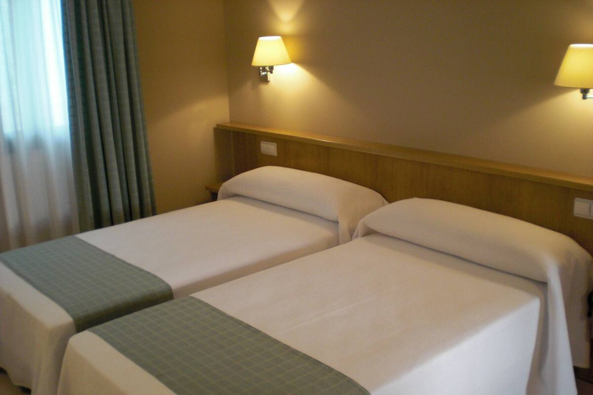 Twin Room | In-room safe, desk, blackout drapes, soundproofing