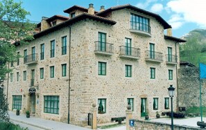 Front of property - Hotel Villa de Cabrales (Cabrales)