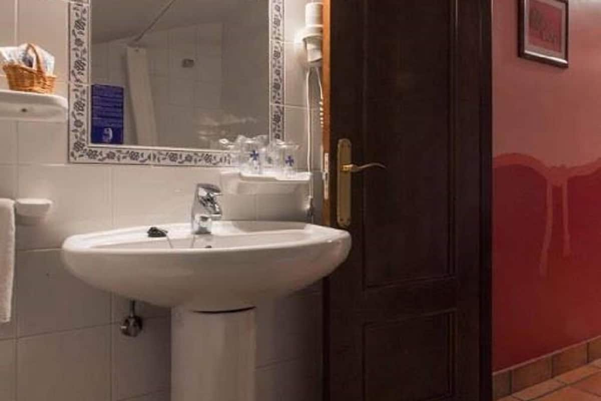 free toiletries, towels