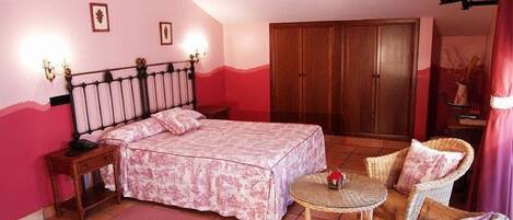 Dobbelt- eller tomannsrom | Sengetøy av topp kvalitet, skrivebord, wi-fi (inkludert) og sengetøy