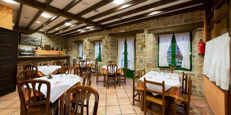 Desayuno continental todos los días (con cargo). Hotel Villa de Cabrales