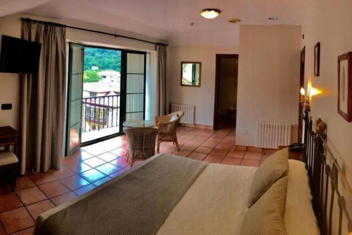 premium bedding, desk, free wifi, bed sheets