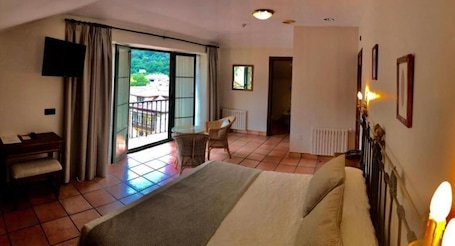 Ropa de cama de alta calidad, escritorio, wifi gratis y ropa de cama . Hotel Villa de Cabrales