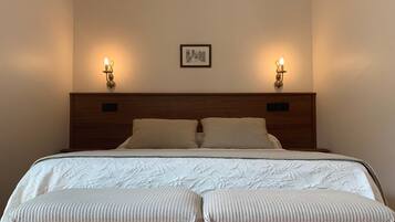 Ropa de cama de alta calidad, escritorio, wifi gratis y ropa de cama