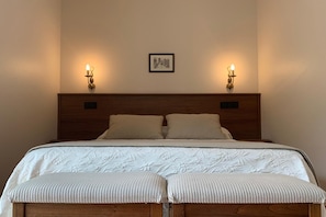 Roupas de cama premium, escrivaninha, Wi-Fi de cortesia, roupa de cama