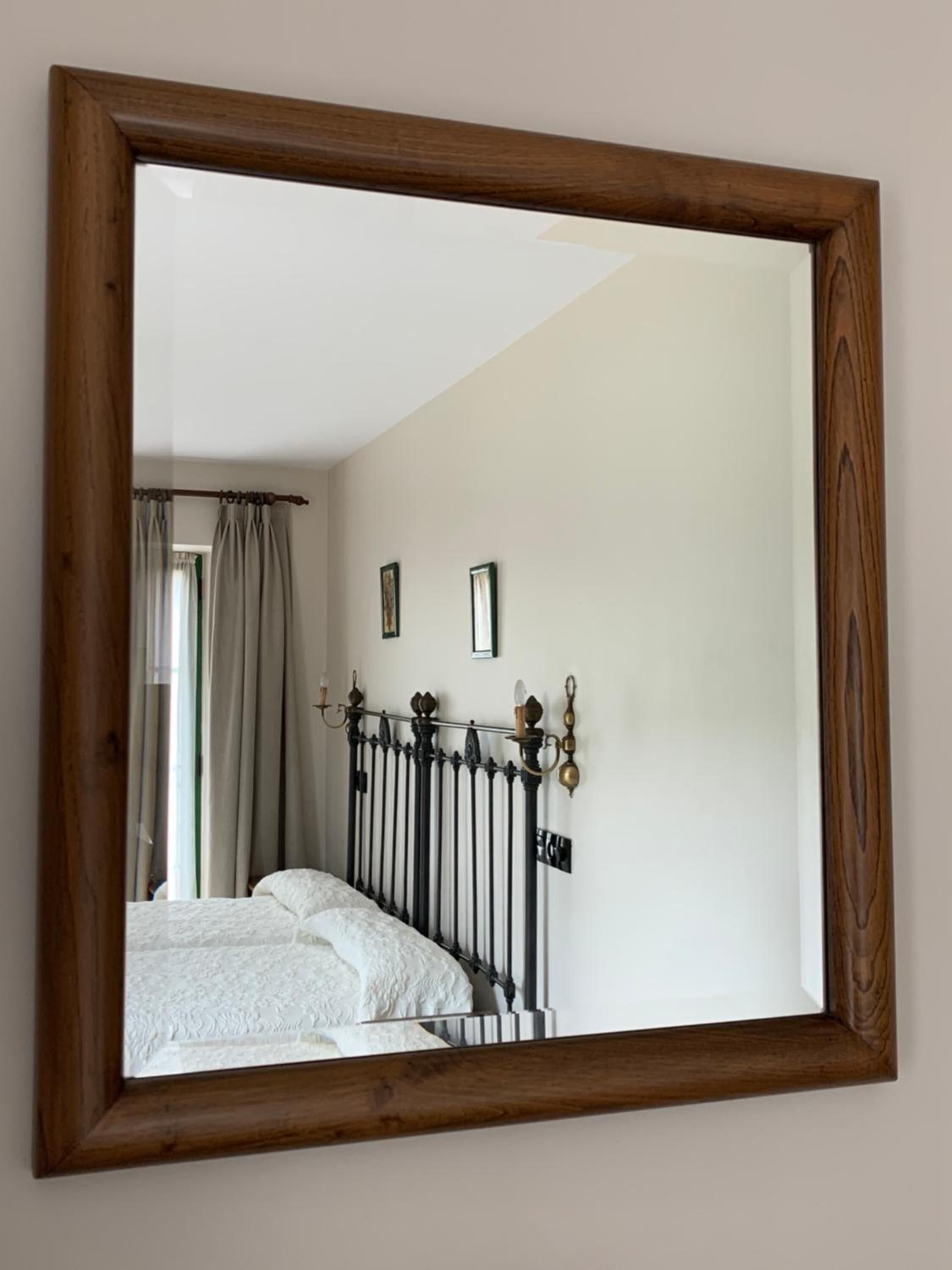 premium bedding, desk, free wifi, bed sheets