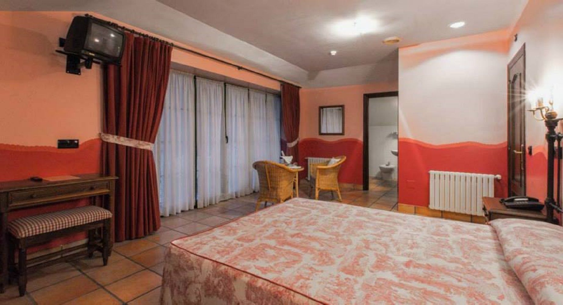 premium bedding, desk, free wifi, bed sheets