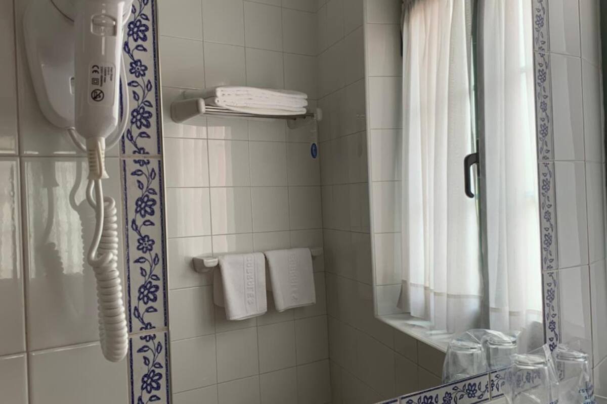 free toiletries, towels