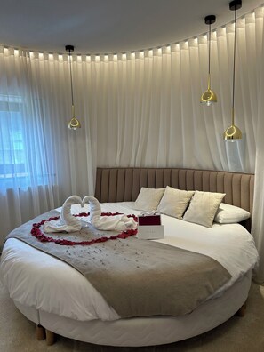 Romantisk dobbeltrom | Minibar, safe på rommet, individuelt dekorert og individuelt innredet