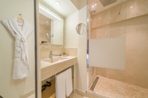 Minibar, caja de seguridad en la habitación y decoración personalizada 