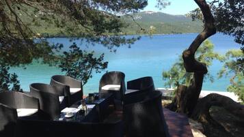 Breakfast, lunch, dinner served; local and international cuisine