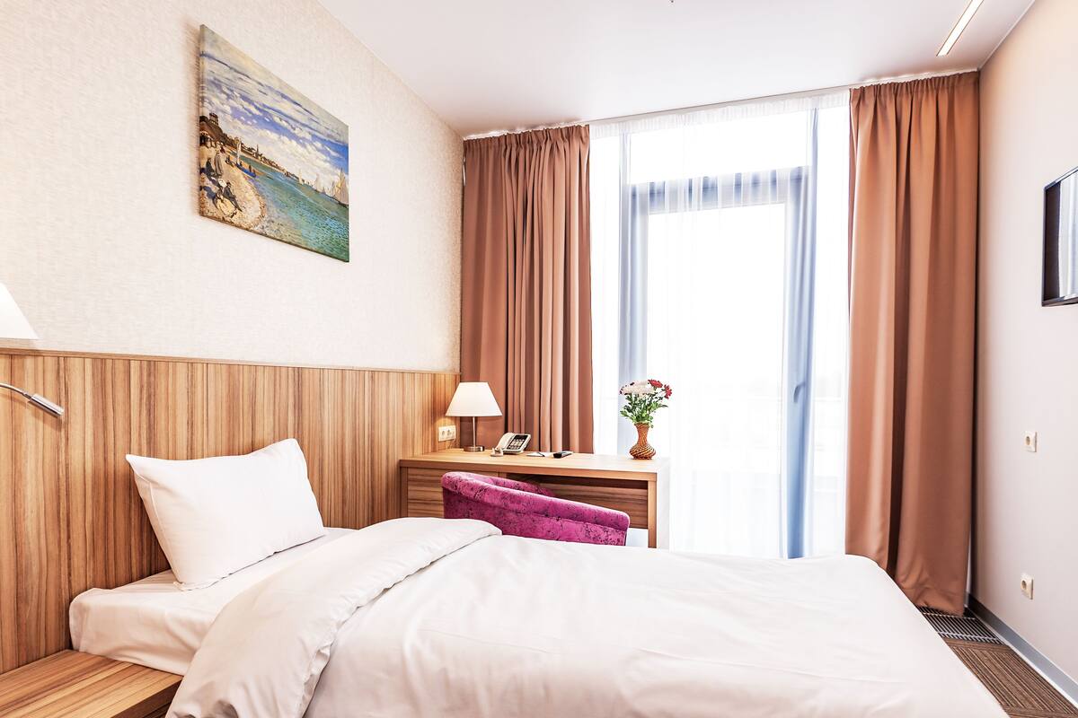 Enkeltrom, terrasse | Safe på rommet, blendingsgardiner, lydisolert og strykejern/-brett